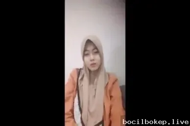 Cewek cantik pamer tubuh coli di live