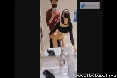 Doggy pacar cantik di toilet umum