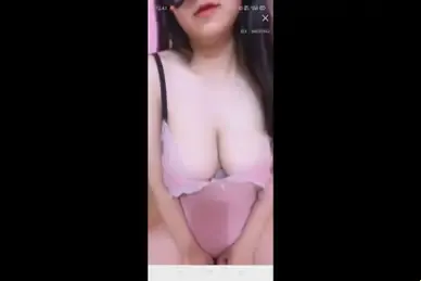 Host Seksi Gak Kuat Gempuran Bertubi Tengah Malam