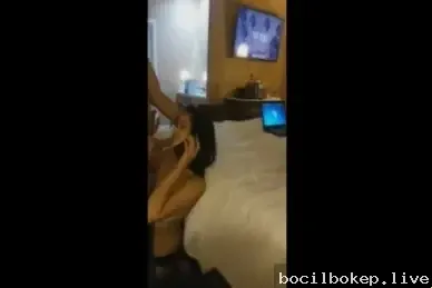 Ngentot bareng kolega di hotel tiba-tiba suami nelpon