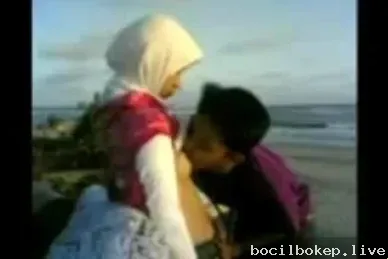 Pasangan ngentot panas banget di pantai