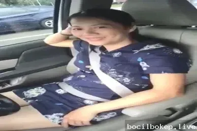Rayu cewek kantor sudah bersuami di dalam mobil